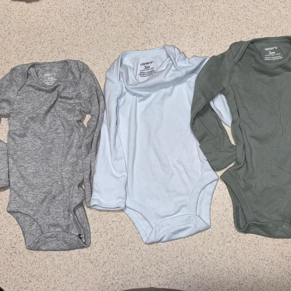 Carter 3 pack of baby long sleeve onesies in blue, grey and green  Used once